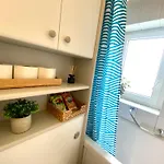 Modern Eingerichtete Stadtwohnung In Wollishofen Apartment