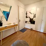 Modern Eingerichtete Stadtwohnung In Wollishofen 아파트